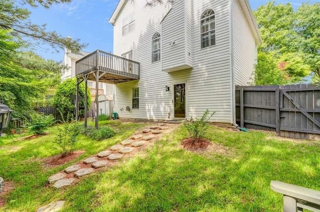 Building Photo - 142 Stoneforest Dr