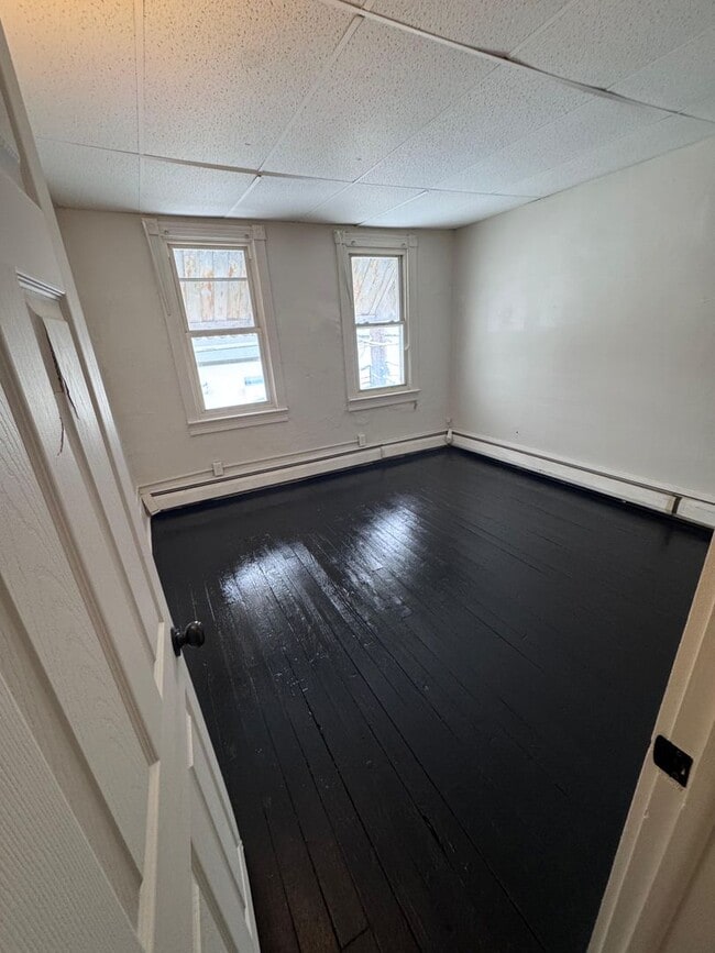 Building Photo - Newly Renovated 3BR Row Home – Move-In Ready