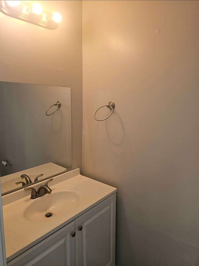 Building Photo - 670 Burtons Cove