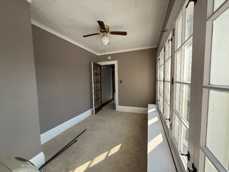 Building Photo - 2062 Robinwood Ave