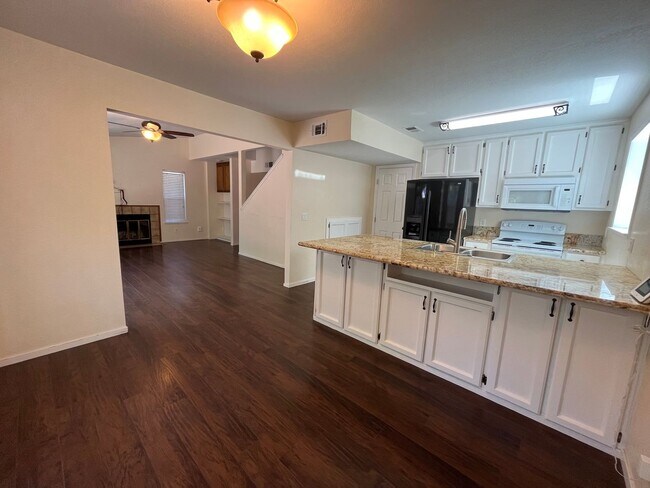 Building Photo - Spacious 3bed 2.5bath 2 story home available now!