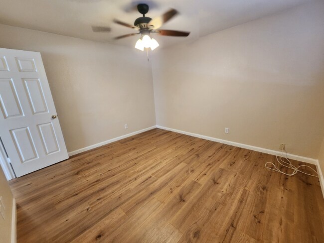 Building Photo - 725 Pope Dr