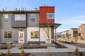 Building Photo - 3BD, 3.5BA Arvada Townhome with Patio and Yard