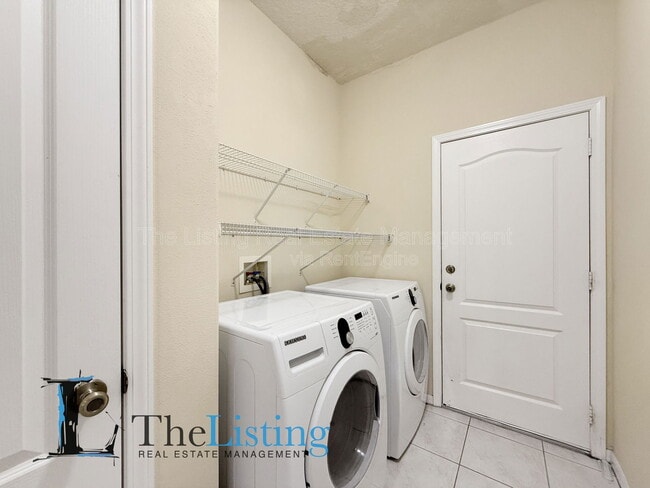 Building Photo - 7411 Surrey Wood Ln