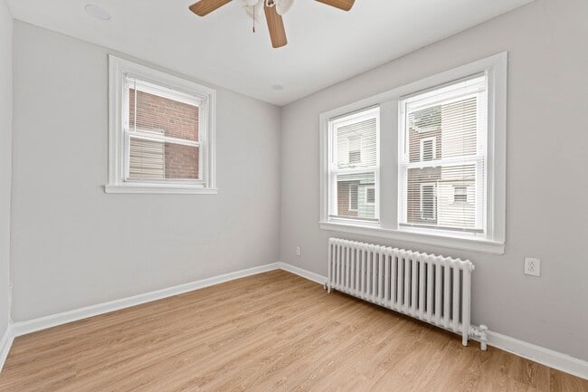 Building Photo - ???UPDATED 3 BEDROOMS AND 1BATH HOME WITH ...