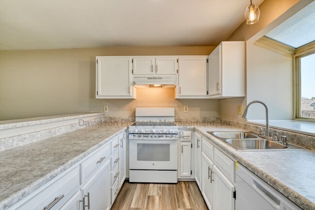 Building Photo - Charming Condo with Modern Upgrades in Roc...