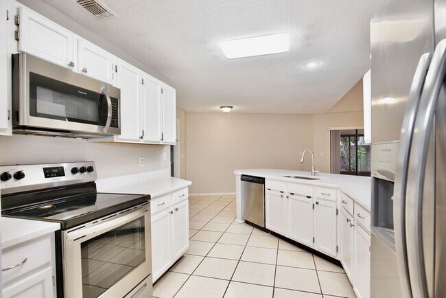 Building Photo - Spacious 4/3 Home with a Fenced Backyard and a 2 Car Garage in Hollowbrook - Winter Springs!