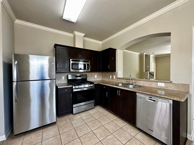 Building Photo - 4 Bd / 4.5 Ba Townhouse Minutes from Baylo...