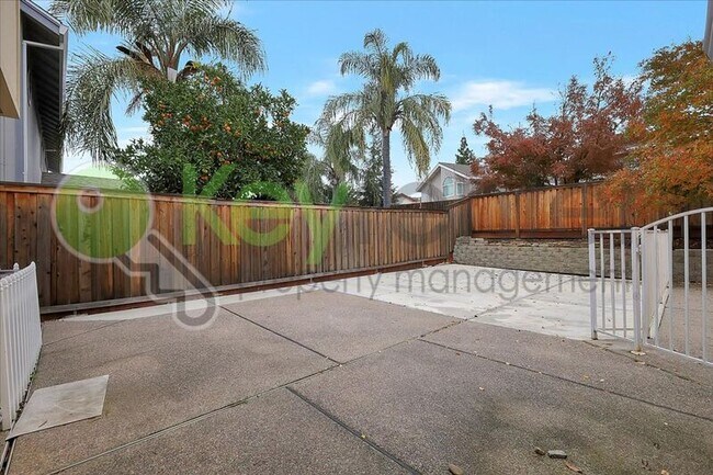 Building Photo - 1330 Kingswood Dr