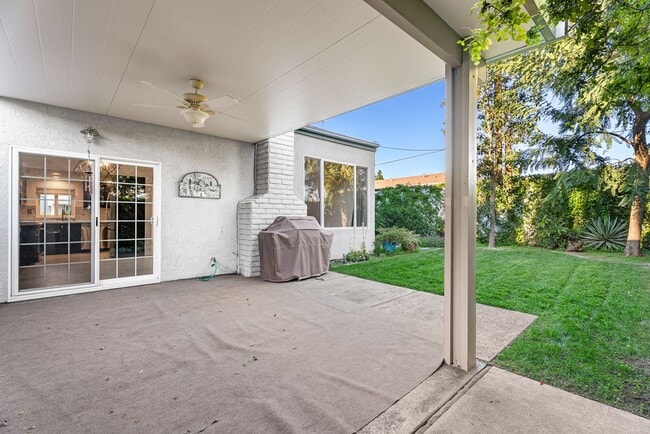 Building Photo - Charming, Light-Filled 2-Bed / 2.5-Bath Townhome with Private Yard & Garage Parking