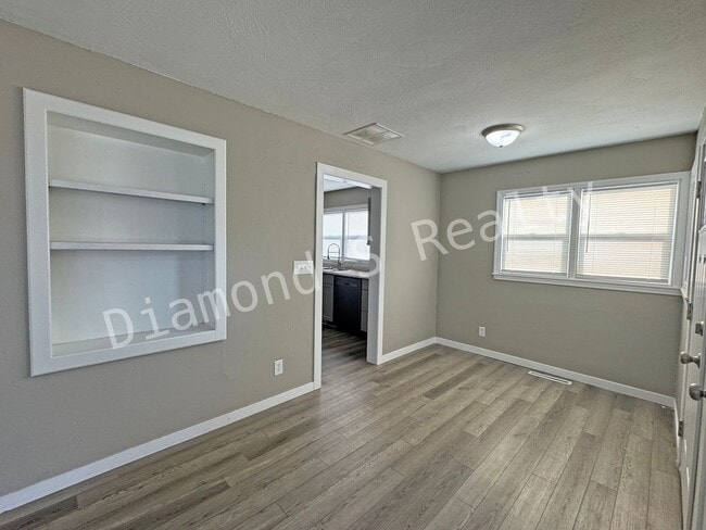 Building Photo - Updated and Located near Mercy Hospital!  ...