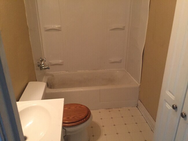 Building Photo - 2 bed/1 bath with Central Air/Heat!