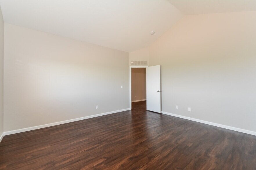 Building Photo - 5564 S 240th Dr