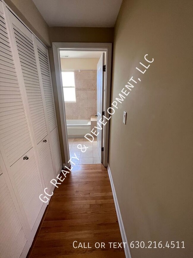 Building Photo - 1671 W Farwell Ave