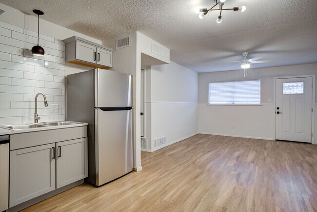 Building Photo - Charming 2-bedroom full of modern updates