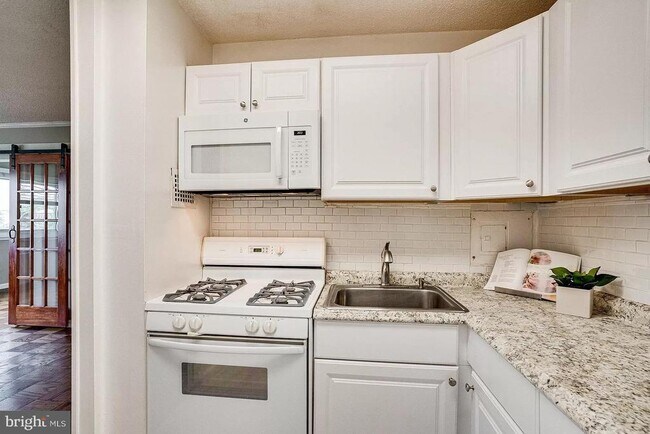 Building Photo - 1225 Martha Custis Dr