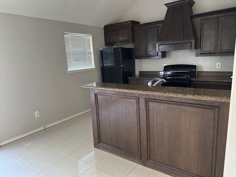 Building Photo - 720 S Logan Dr