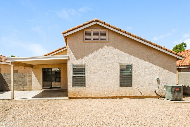 Building Photo - 5338 E Florian Ave