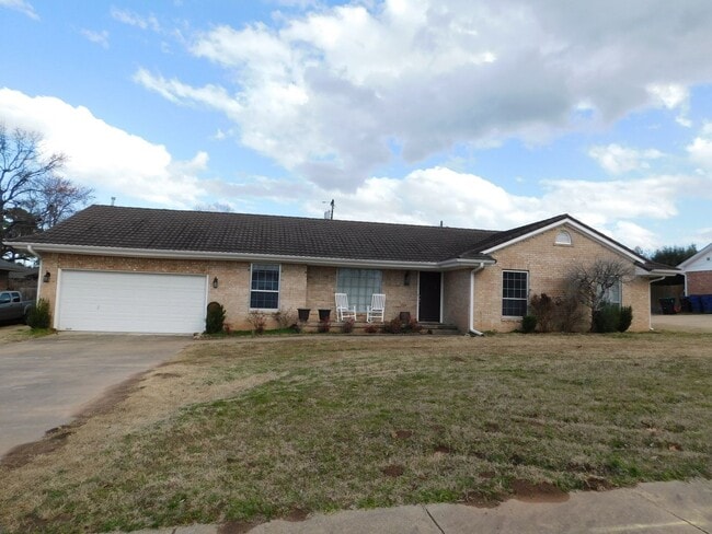 Building Photo - Spacious 3 Bedroom House with Fenced in Ba...