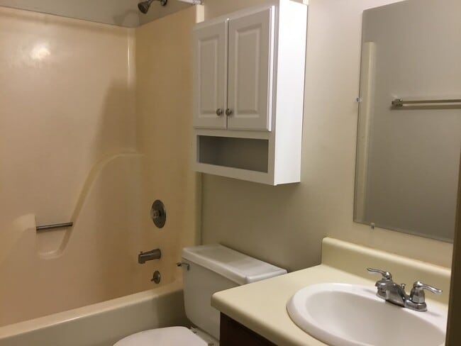 Building Photo - Newly Renovated - 2 Bedroom / 1 Bath Apartment