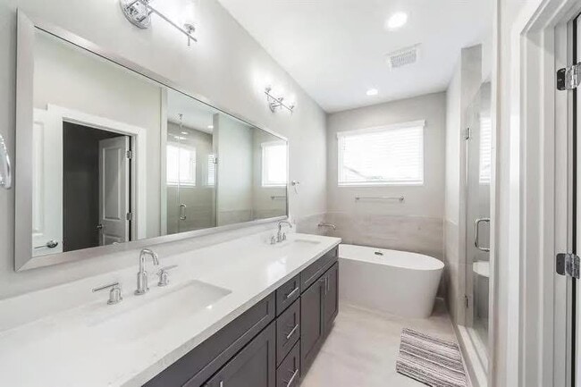 Building Photo - 1329 Buescher Dr