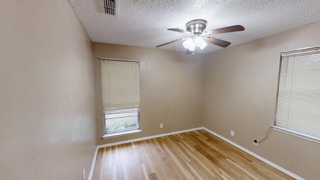 Building Photo - 414 W Voelter Ave