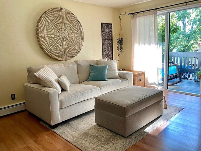 Building Photo - Fully Furnished 2B/1B Condo Available Now!