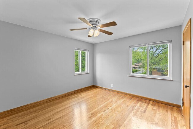 Building Photo - 723 Village Dr