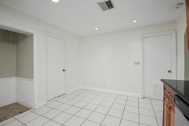 Building Photo - 71 18th Ave S