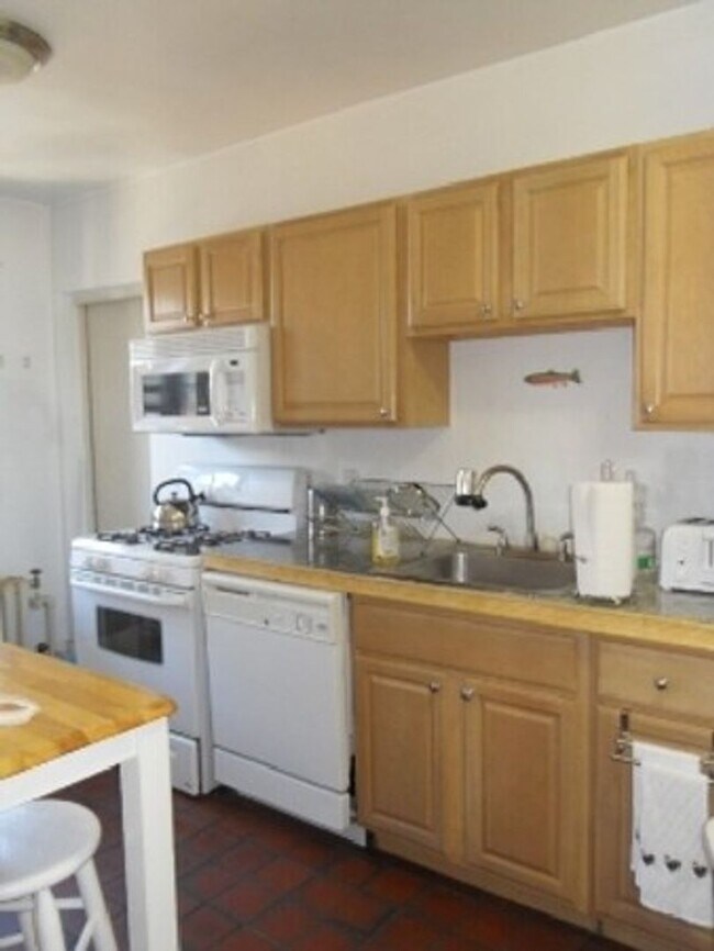 Building Photo - Southwest facing 5th floor 3 bedroom in elevator building.