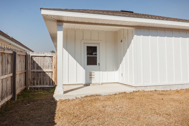 Building Photo - 233 Lyla Ln