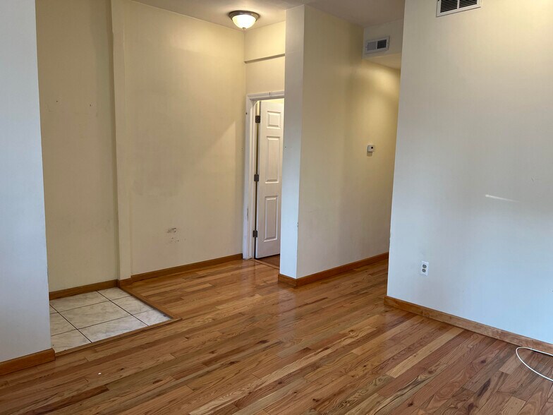 Building Photo - 3815 S Parnell Ave