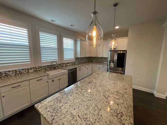 Building Photo - Large 3 Bed 3.5 Bath 2 Car Garage Townhous...