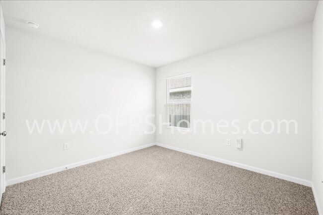 Building Photo - Home in Redstone Commons