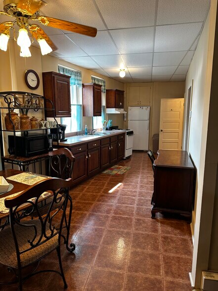 Building Photo - 583 Mill St