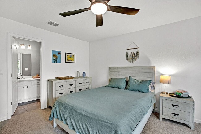 Building Photo - 2 bedroom 2.5 townhome in St. Johns for rent.