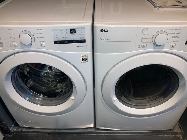 Building Photo - 1108 Pine St