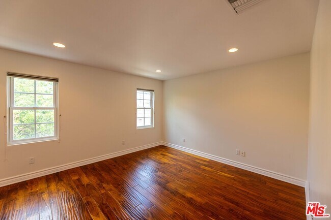 Building Photo - 12833 Delano St