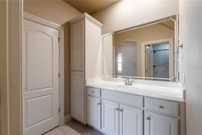Building Photo - 5106 S Sloan Cir