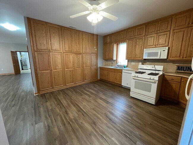 Building Photo - Single family home with BARN/SHOP - Flora, Indiana