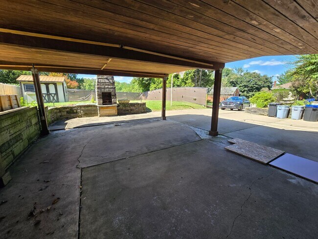 Building Photo - 454 Colonial Dr