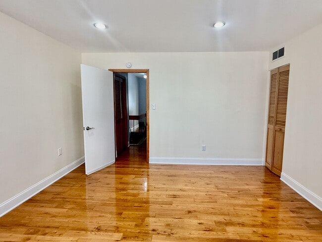 Building Photo - SPACIOUS & MODERN 3 BED/1.5 BA HOUSE w/ Central AC-HARDWOOD Flooring-WASHER/DRYER & Rear PATIO in...