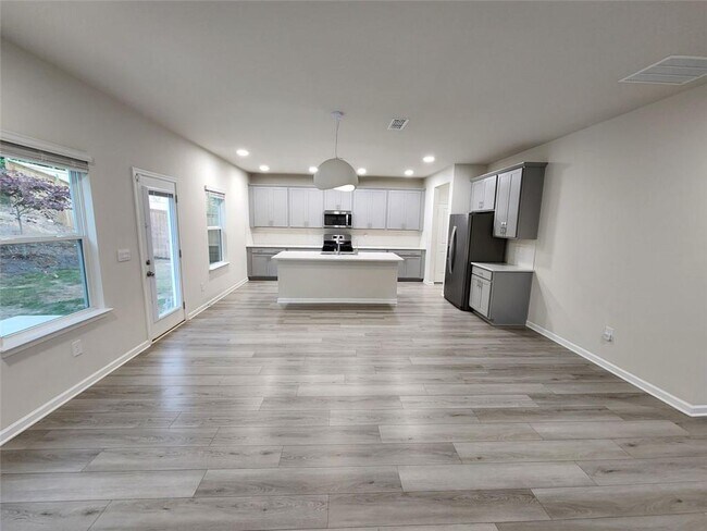 Building Photo - 235 Vly Oak Dr
