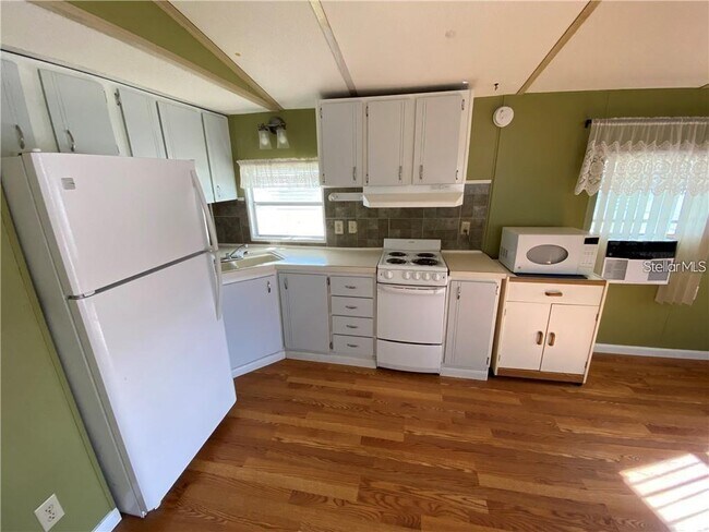 Building Photo - 59 Fairview Dr S