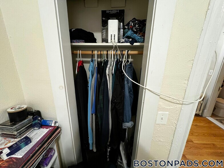 Building Photo - 244 Kelton St