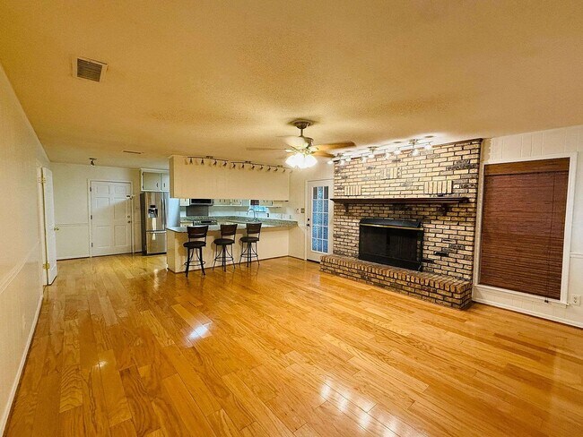 Building Photo - 814 Pinemont Dr