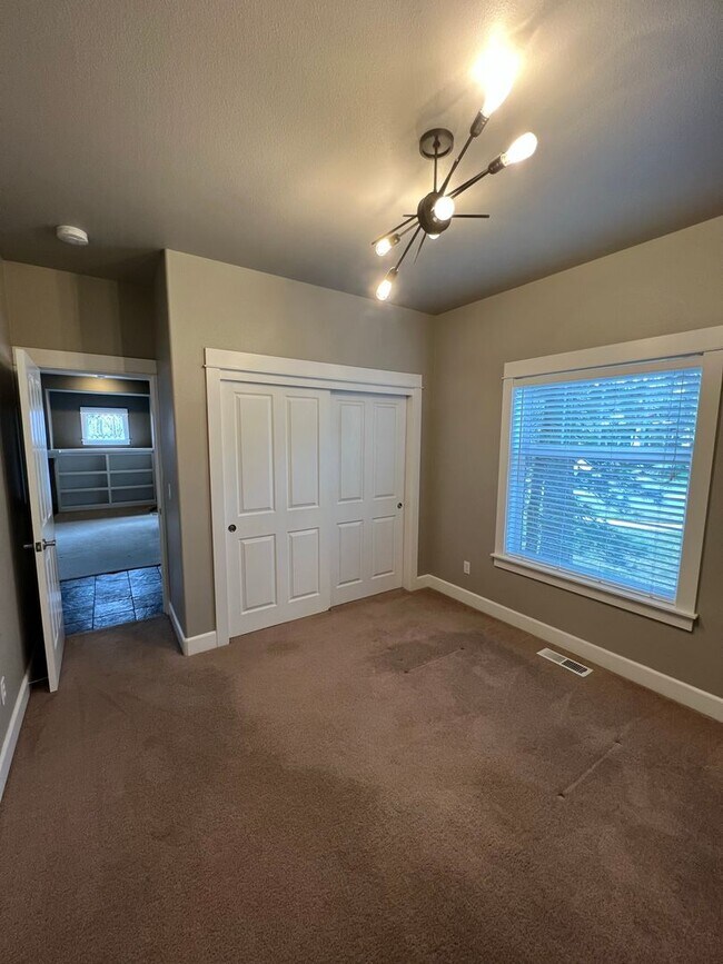 Building Photo - Spacious home with a large bonus room!  We...