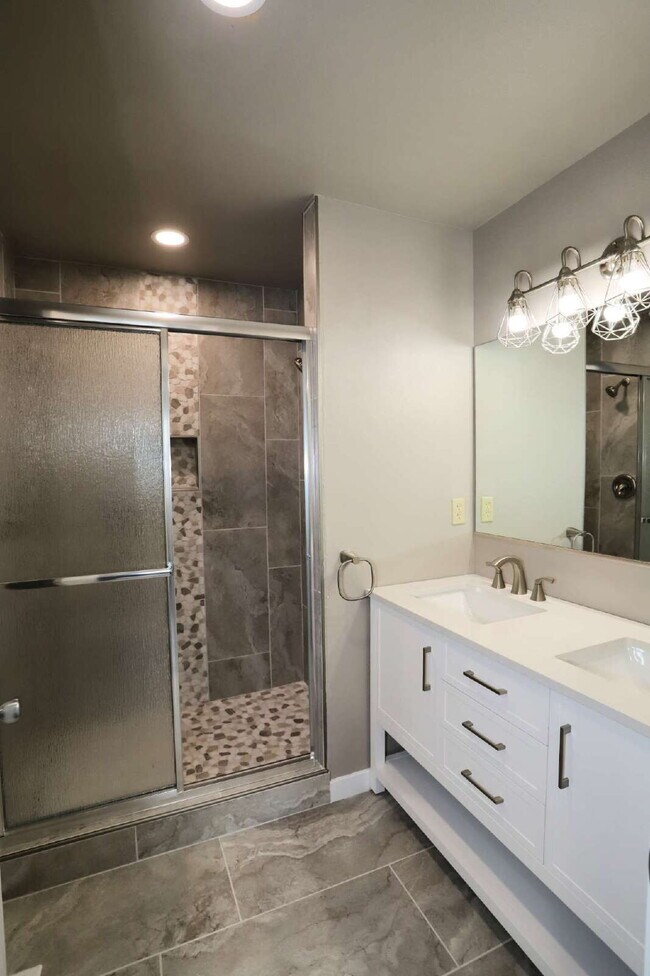Building Photo - Beautifully Updated Split-Level Home with ...
