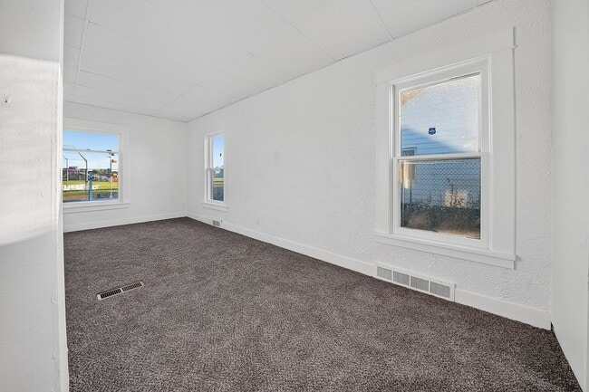Building Photo - 1503 E Wellesley Ave
