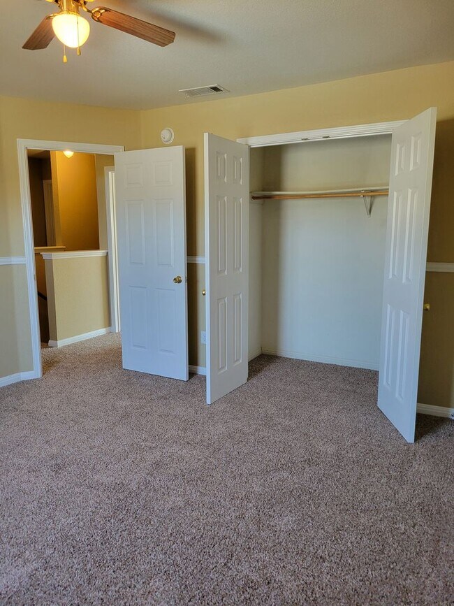 Building Photo - 2611 Echo Dr